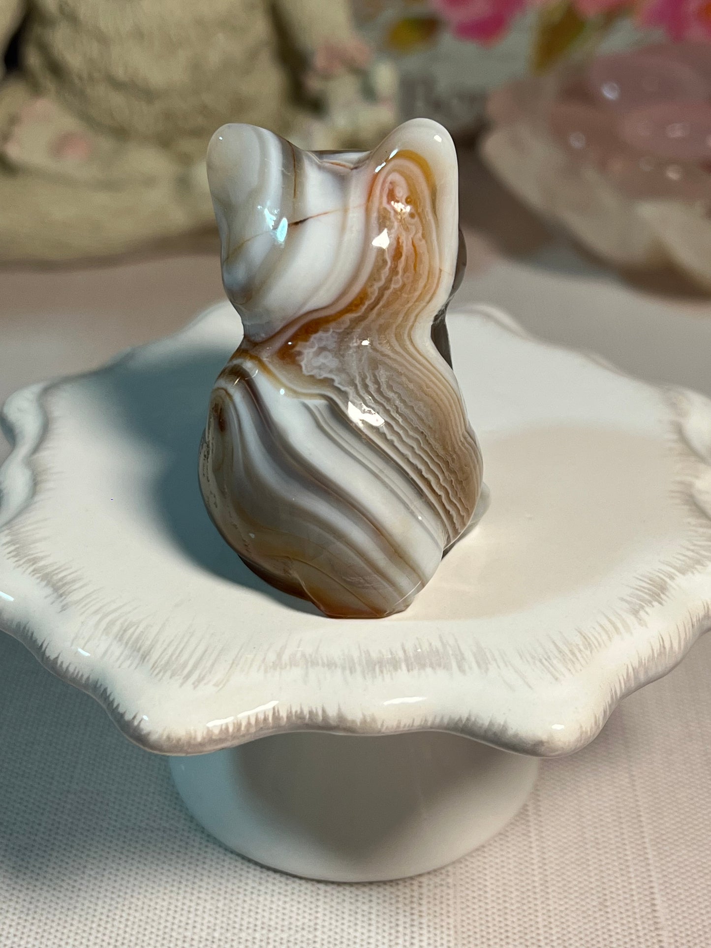Adorable dyed agate kitty carving