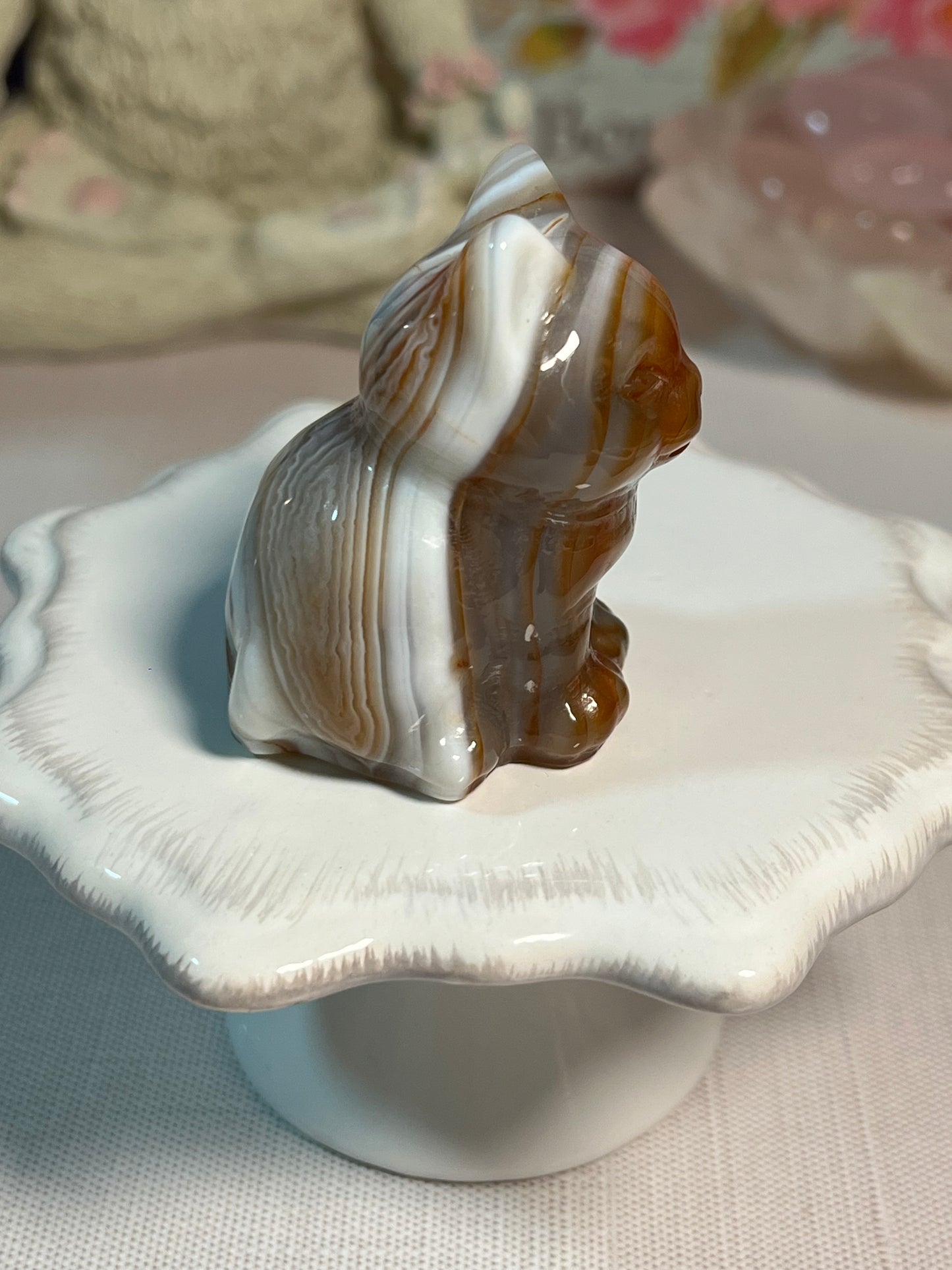 Adorable dyed agate kitty carving