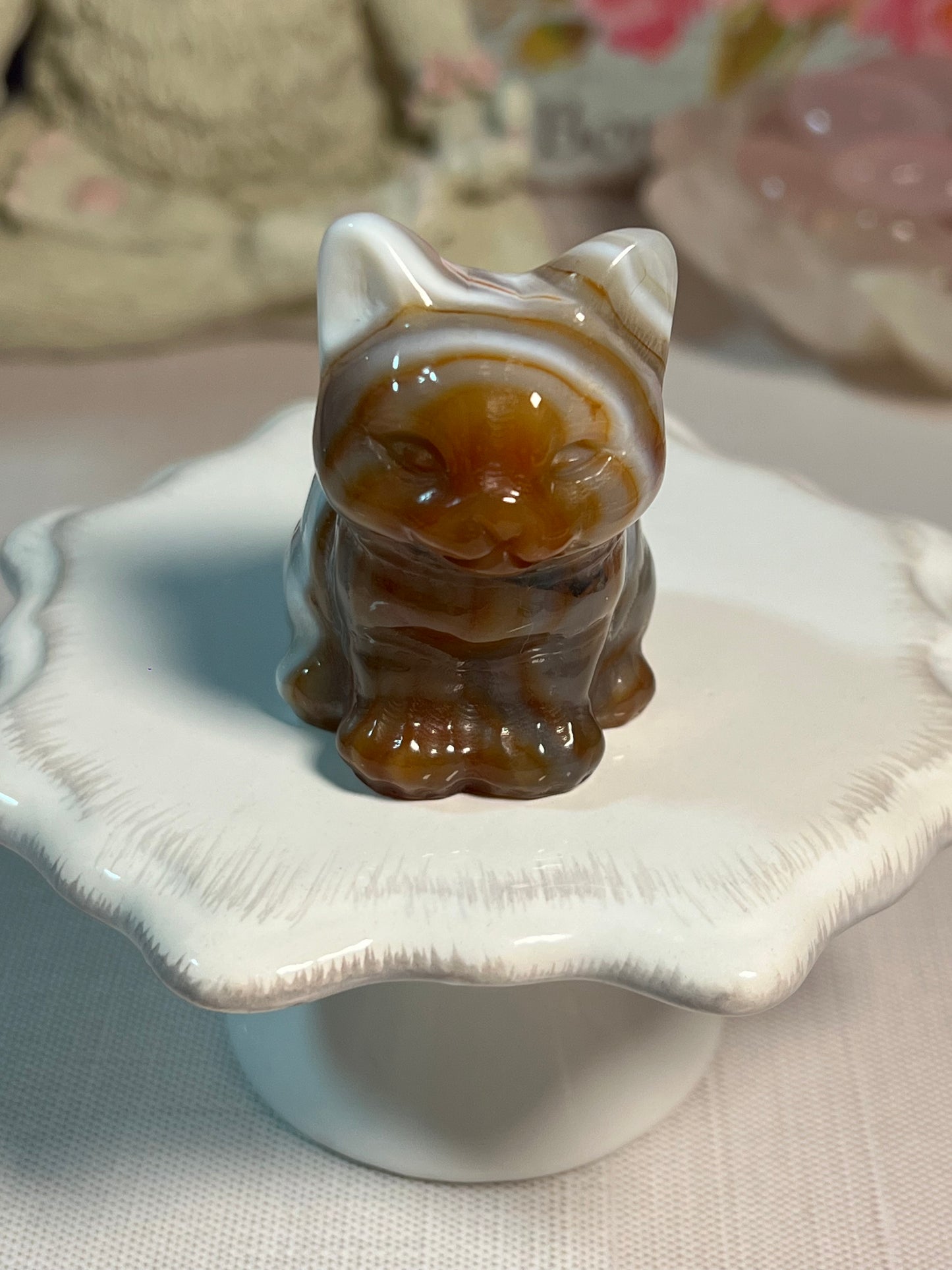 Adorable dyed agate kitty carving