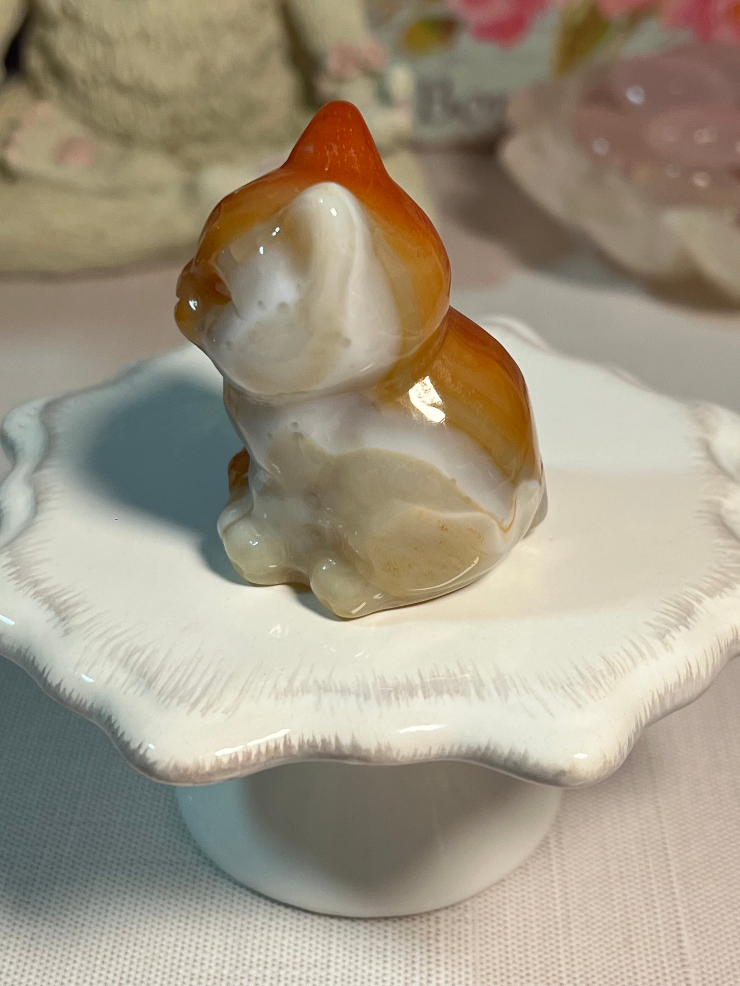 Adorable dyed agate kitty carving