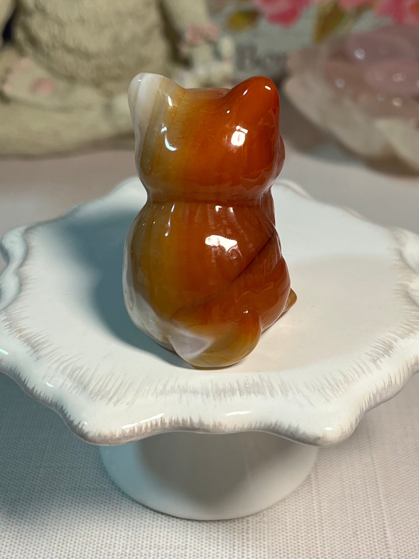 Adorable dyed agate kitty carving