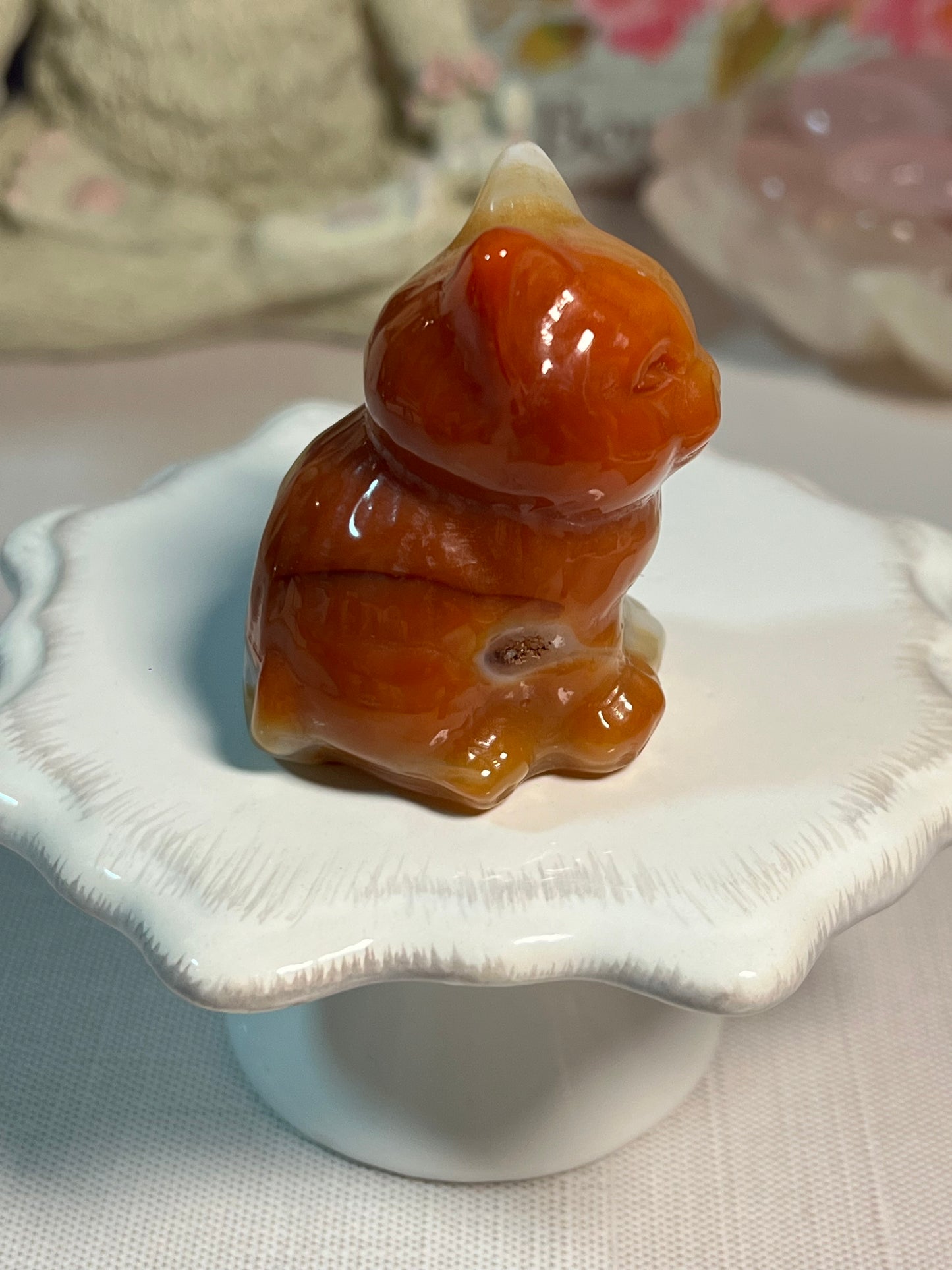 Adorable dyed agate kitty carving