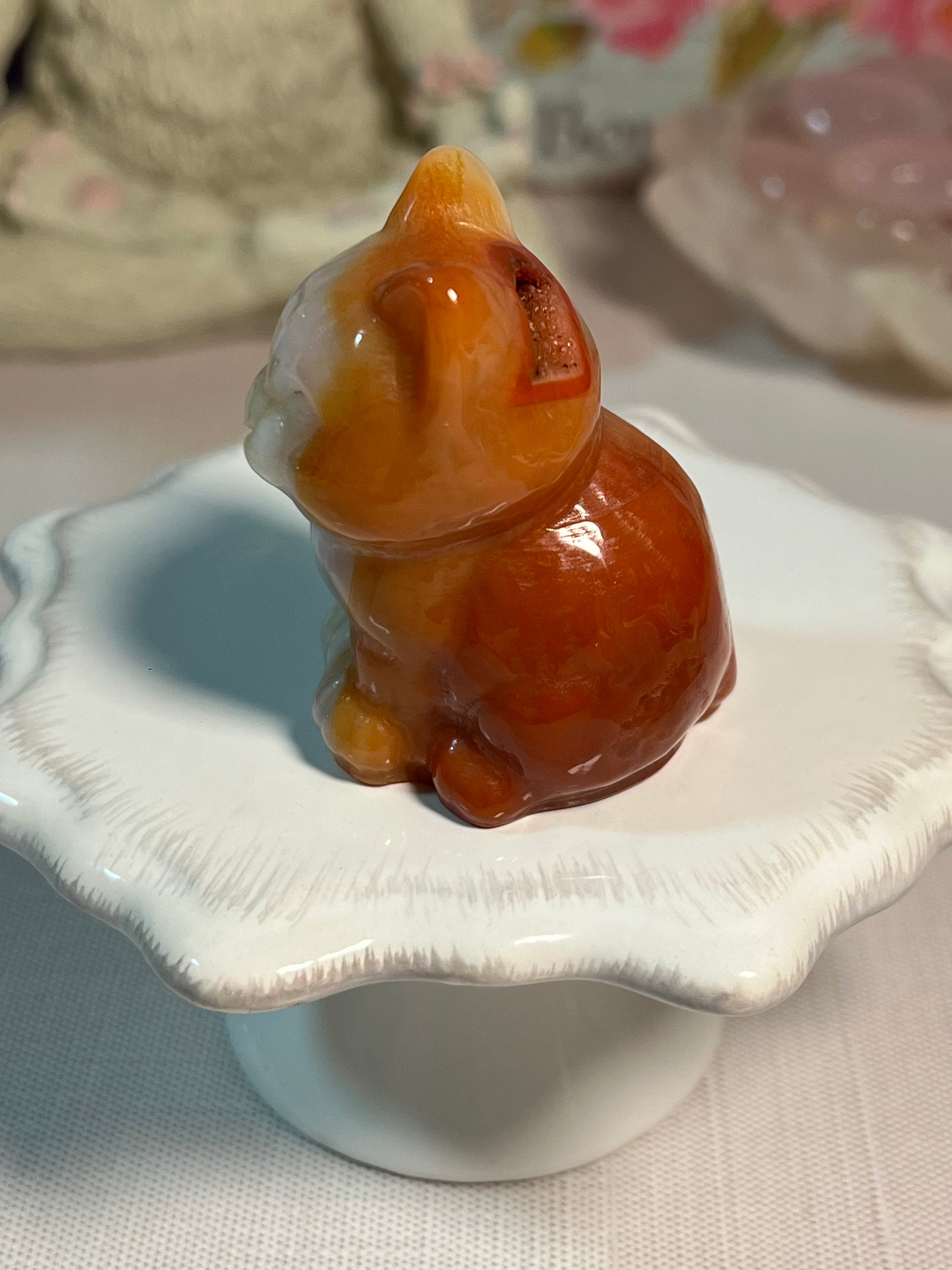 Adorable dyed agate kitty carving