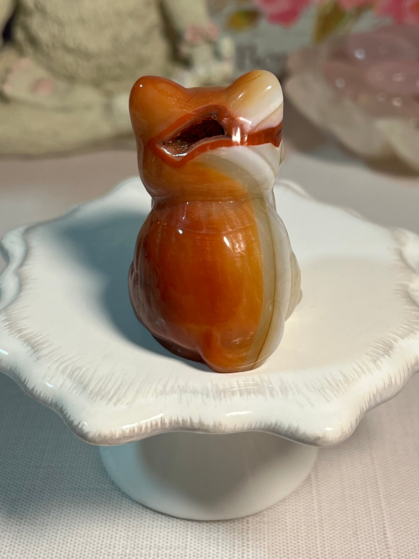 Adorable dyed agate kitty carving