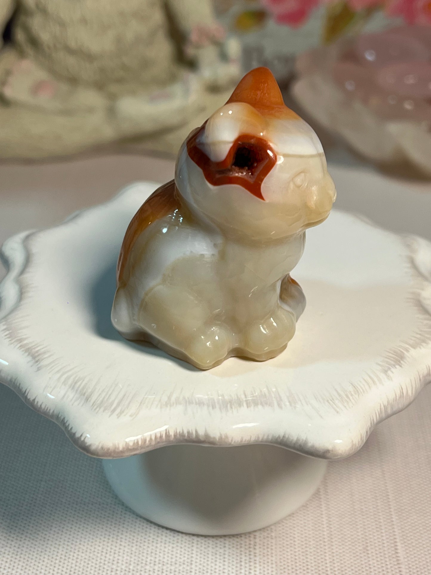 Adorable dyed agate kitty carving
