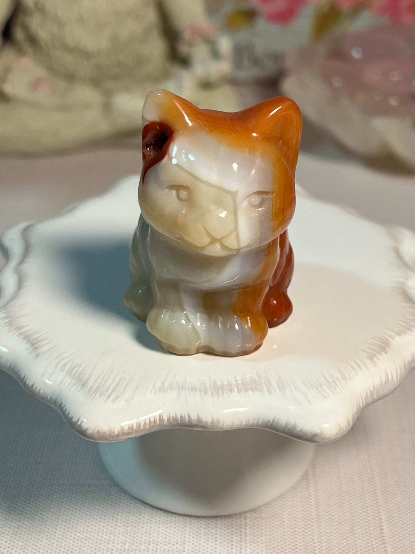 Adorable dyed agate kitty carving