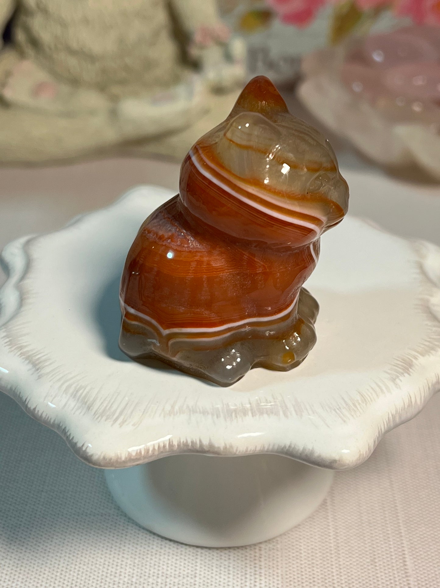 Adorable dyed agate kitty carving