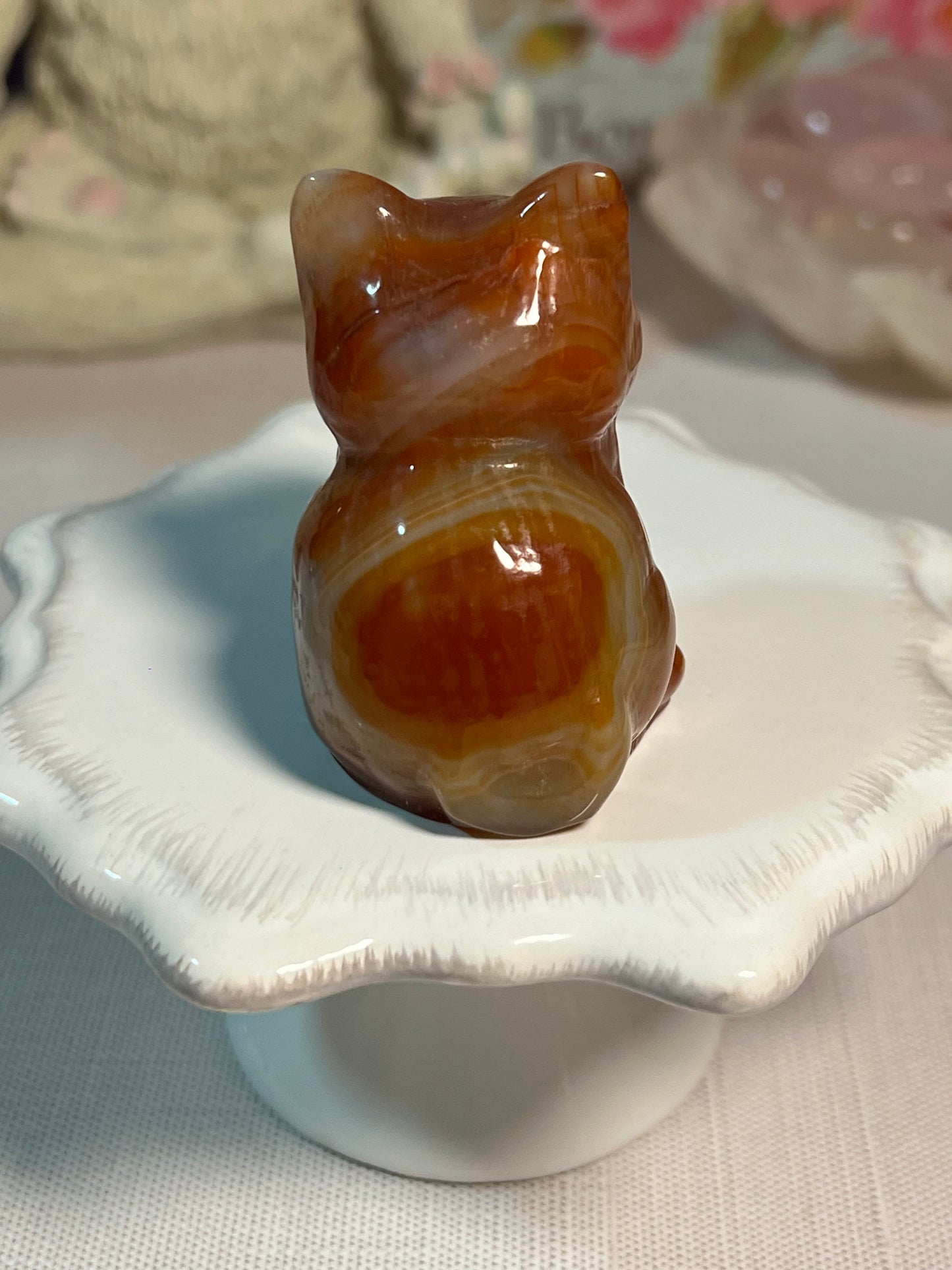Adorable dyed agate kitty carving