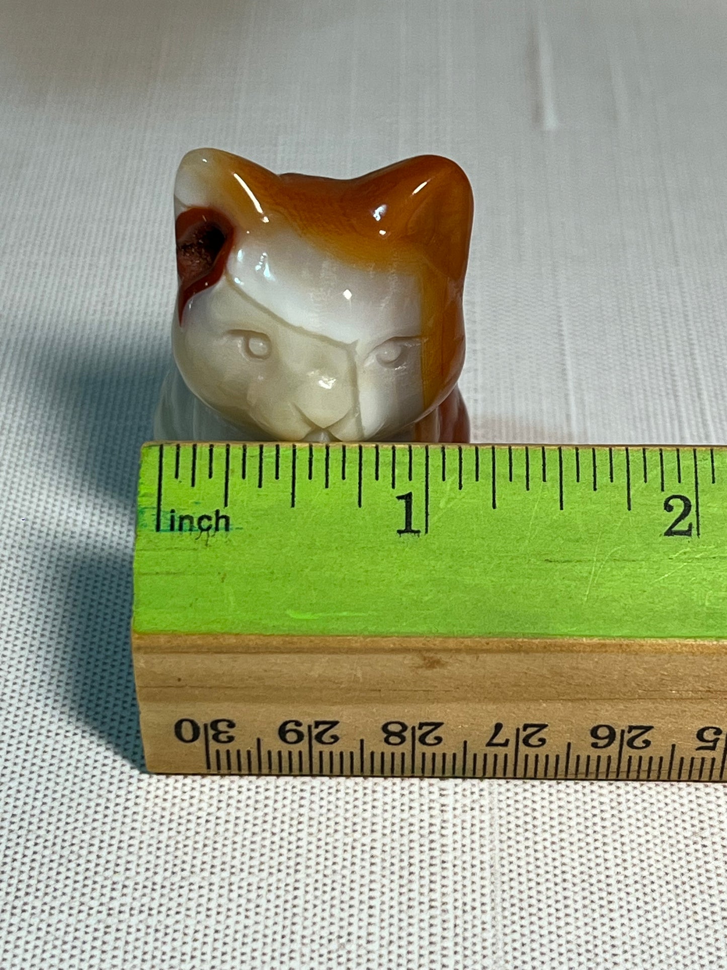 Adorable dyed agate kitty carving
