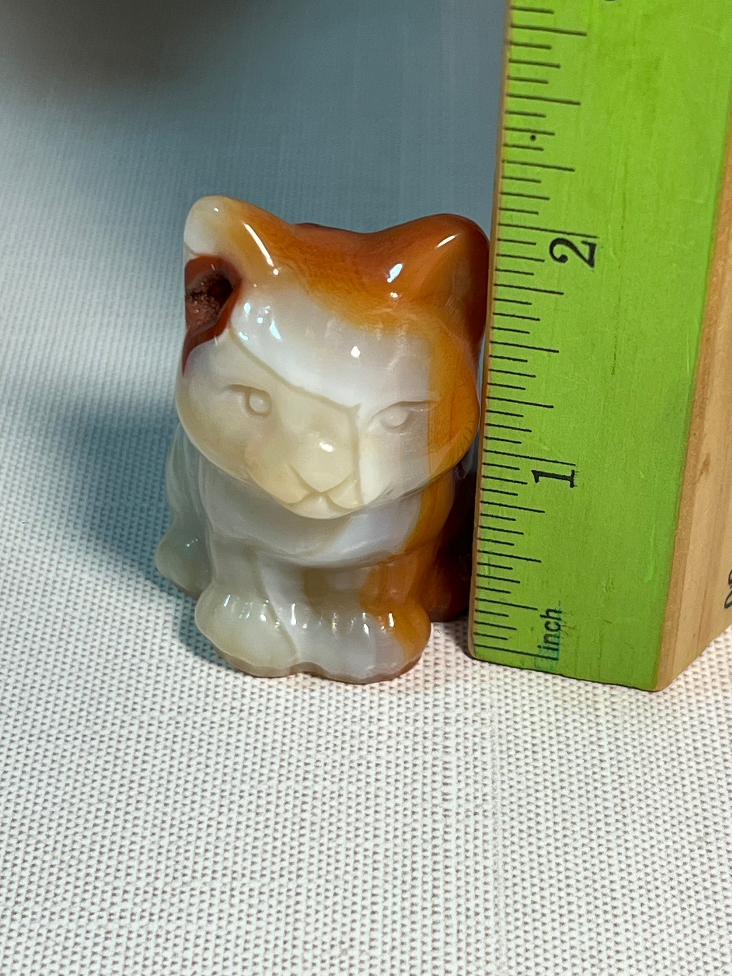 Adorable dyed agate kitty carving