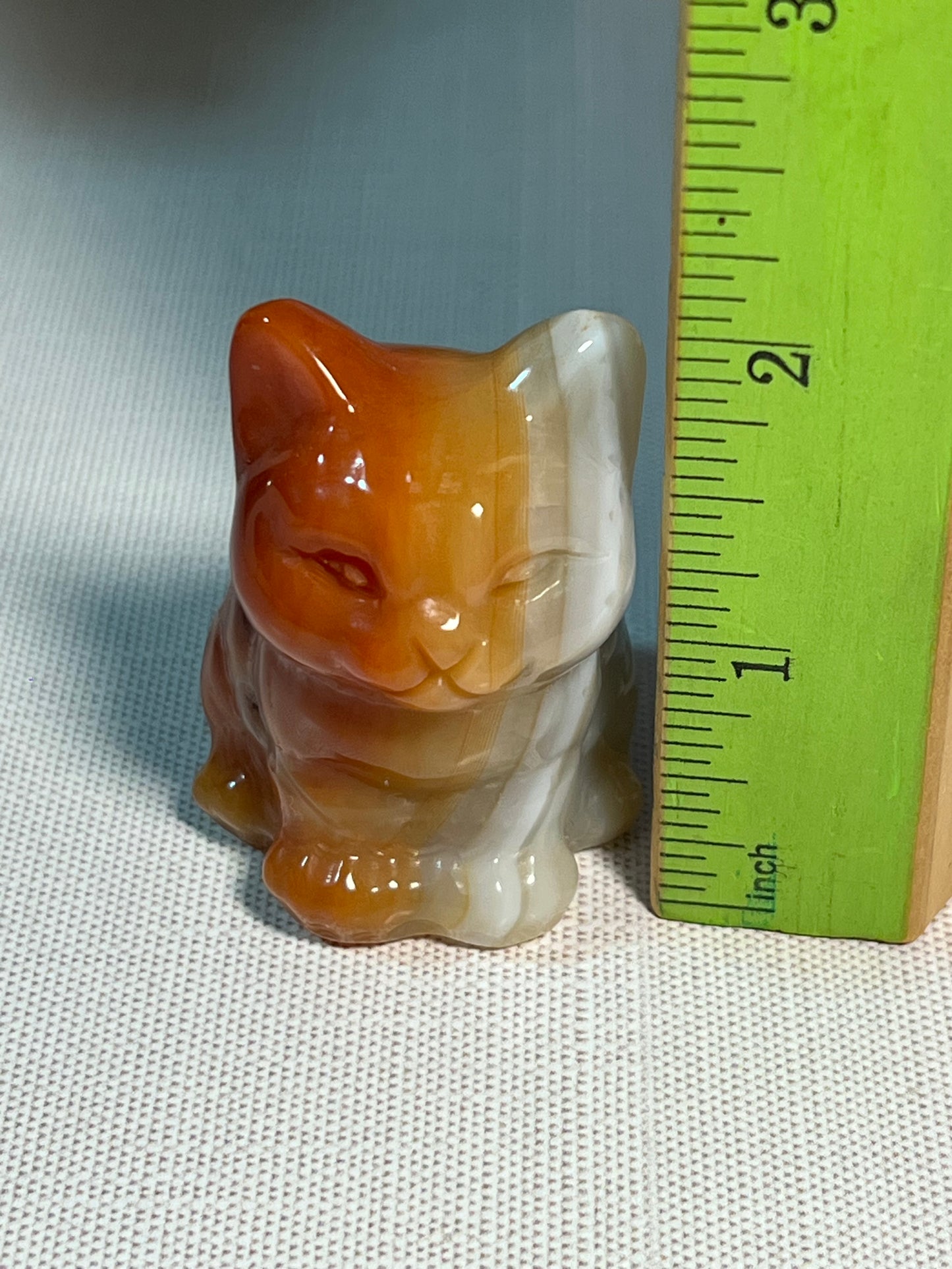 Adorable dyed agate kitty carving