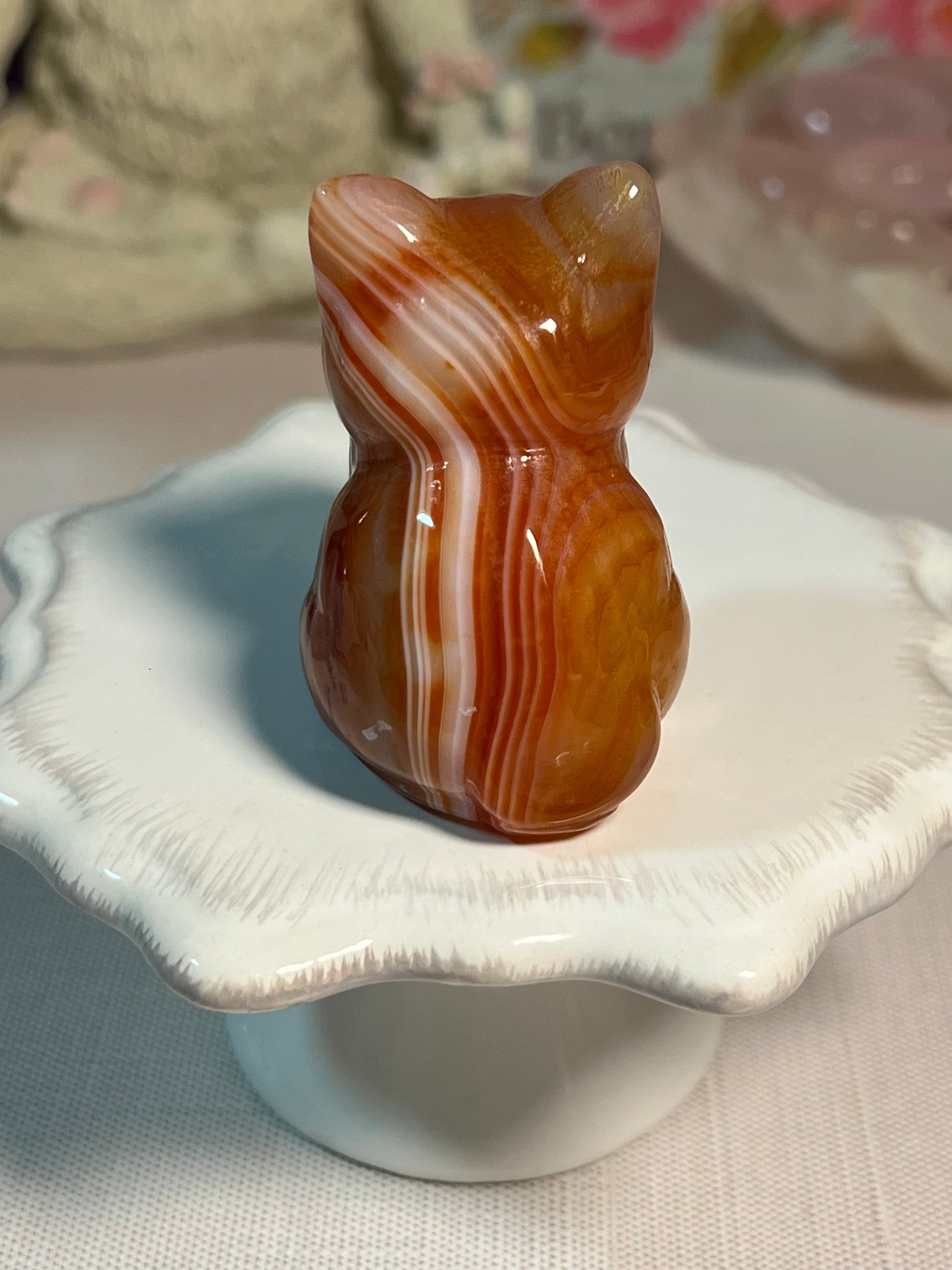Adorable dyed agate kitty carving