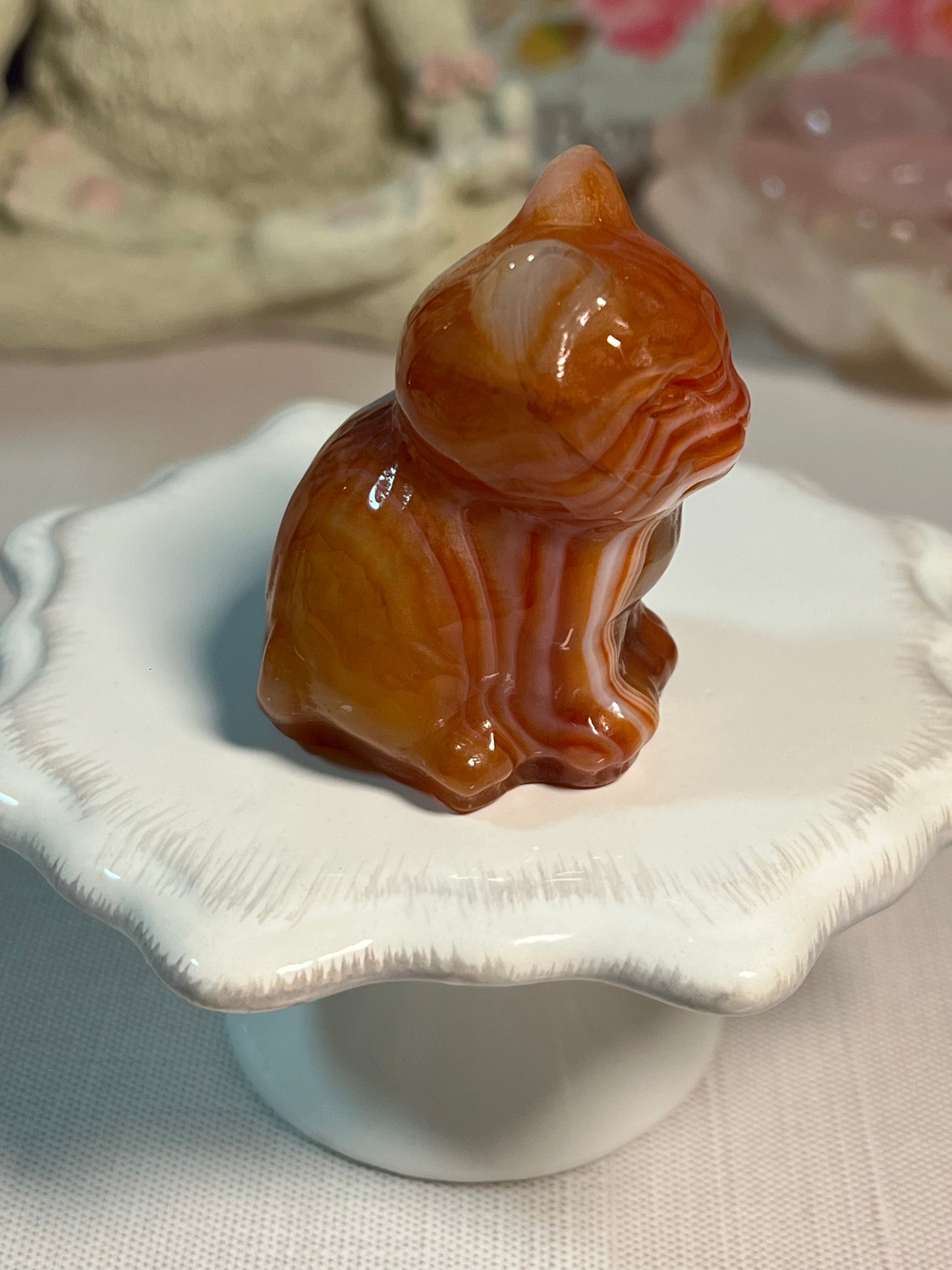 Adorable dyed agate kitty carving