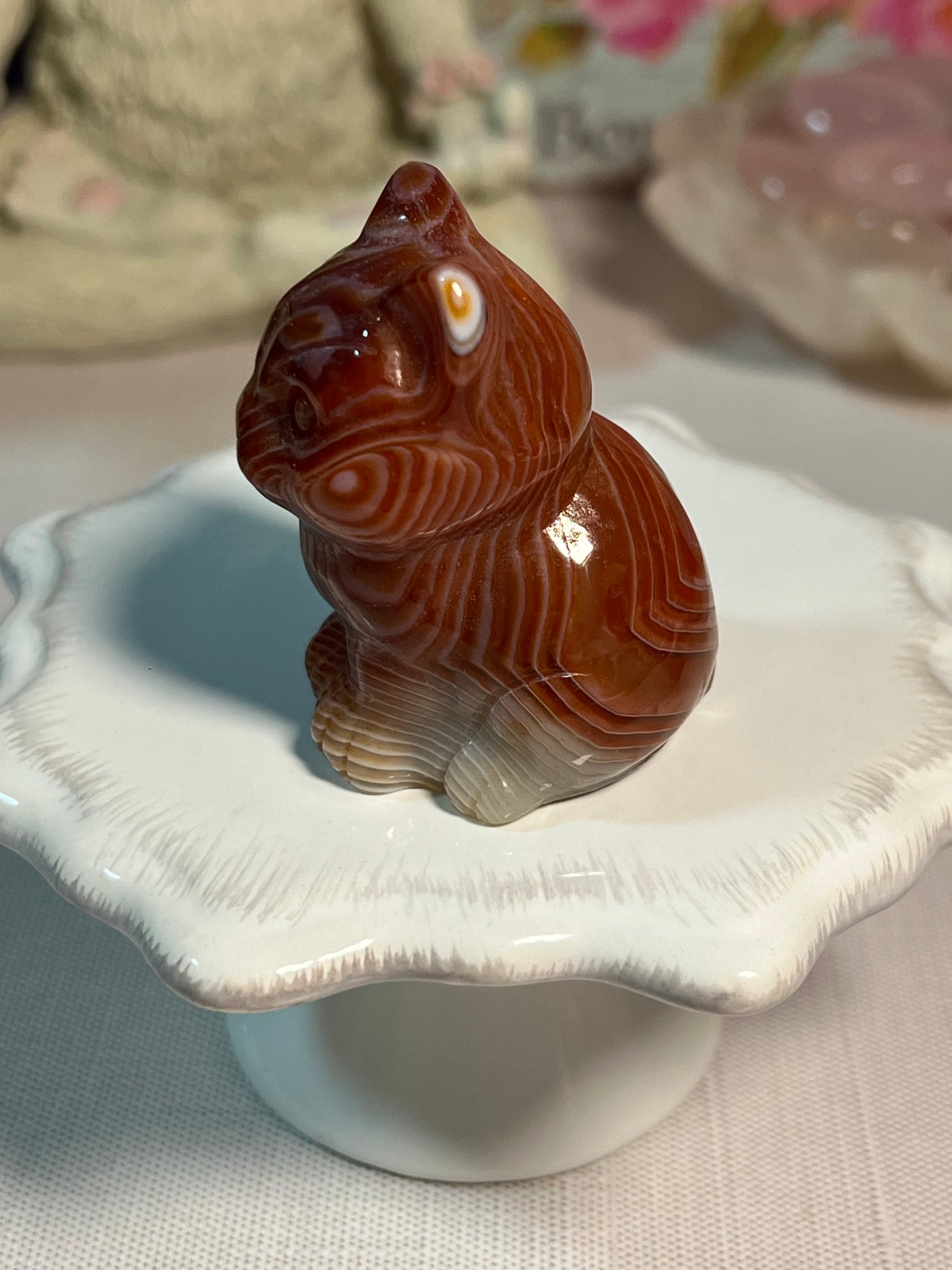 Adorable dyed agate kitty carving