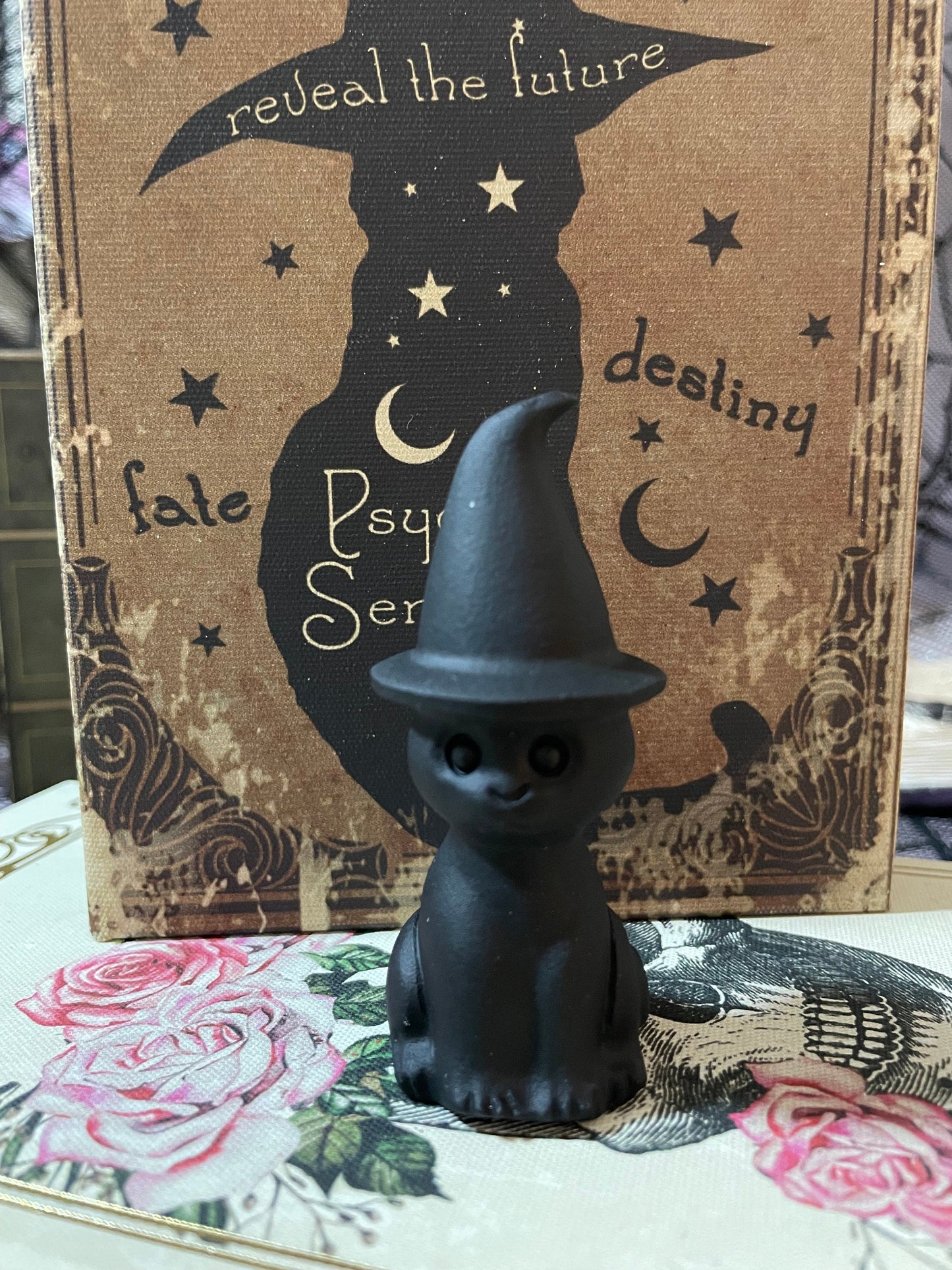 Natural obsidian witch cat